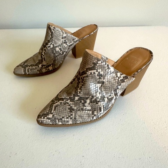 Kaari Blue Shoes - Women’s 8.5 Kaari Blue Gray Snakeskin Heeled Mules